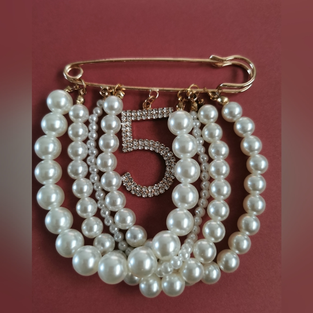 Brooch (large) pearls and 5